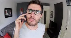 Dans la vidéo "L'espagne - Cyprien", avec qui est-il contre le mur dans la partie "Chaleur Extrême" ?