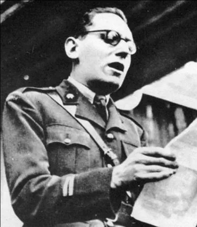 Ce journaliste a participé à la libération de la France en 1944. Mais, sous l'occupation, les Français ont pu l'entendre plus de 1000 fois dans l'émission « Honneur et Patrie », sur les ondes de « Radio Londres ». Il participa à divers gouvernements sous les IVe et Ve Républiques. Qui est-il ?