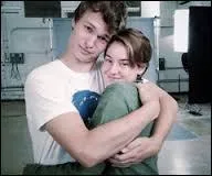 Comment s'appelle l'acteur qui joue son frère et dans "Nos étoiles contraires" son petit ami ?