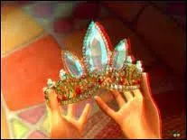 Où Raiponce cache-t-elle la couronne quand sa fausse mère arrive ?