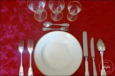 Il est fréquent que trois verres soient placés devant l'assiette :