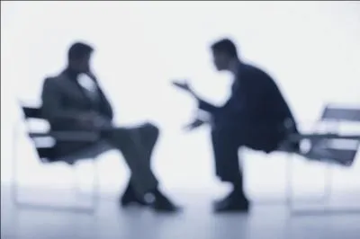 Lors d'une discussion, qu'est il possible de faire tout en restant poli ?