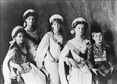 En __________, la justice russe reconnaît que le tsar et sa famille ont été victimes du bolchevisme.