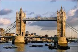 Quel fleuve le Tower Bridge enjambe-t-il ?