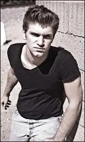 Quelle est l'autre passion de Keegan Allen (autre du cinéma) ?