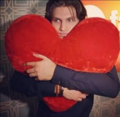 Depuis 2012, avec qui est en couple Keegan Allen ?