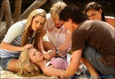 Qui est cette jeune fille allongée sur le sable ?