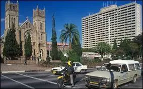 Quel était l'ancien nom de Harare, la capitale actuelle du Zimbabwe ?