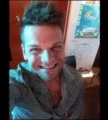 Dans la chanson "Elle s'en balance", continuez cette phrase : 
"Elle s'en balance... et cela quand elle danse" :