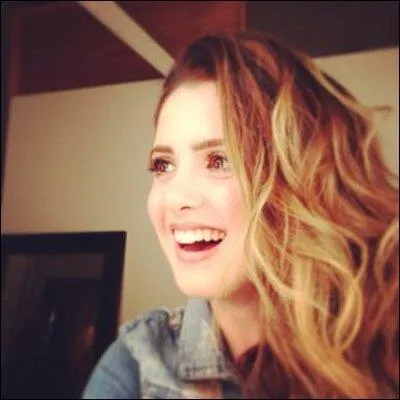 Comment s'appellent les fans de Laura Marano ?