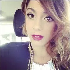 De quoi a-t-elle absolument besoin quand elle voyage ?