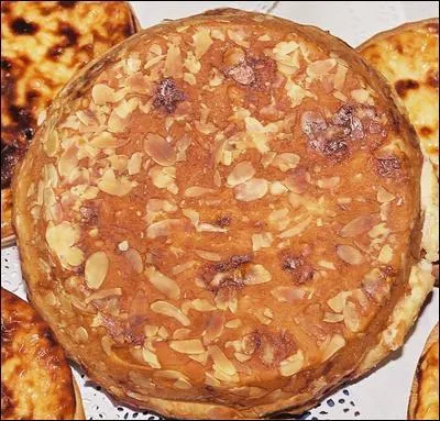 Au petit déjeuner, avec un chocolat chaud, nous mangerons bien un Mitcho, succulent gâteau à base d'amandes effilées, spécialité de :