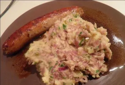 Quel est le nom de cette purée de pommes de terre mélangée d'un ou plusieurs légumes et aromatisée au thym et laurier qui accompagne traditionnellement des boudins poêlés ou des saucisses de campagne ?