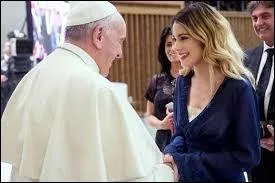 Avec qui a-t-elle été photographiée par ses parents ?