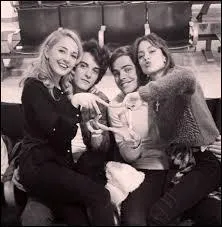 Avec qui a-t-elle été photographiée ?