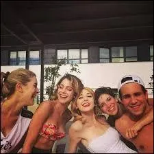 Avec qui est Tini sur la photo ?