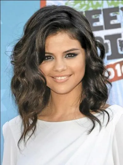 Plus de 100 000 correspond au nombre de :