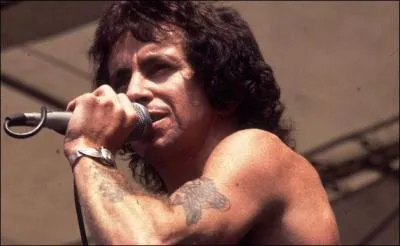 Bon Scott est né en Écosse mais ses parents ont émigré en Australie quand il avait 6 ans. De quel groupe deviendra-t-il le chanteur ?