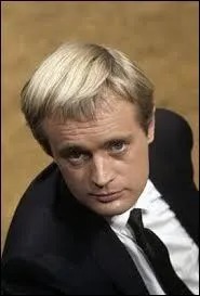 Quelle erreur s'est glissée concernant les rôles de David McCallum dans des séries ?