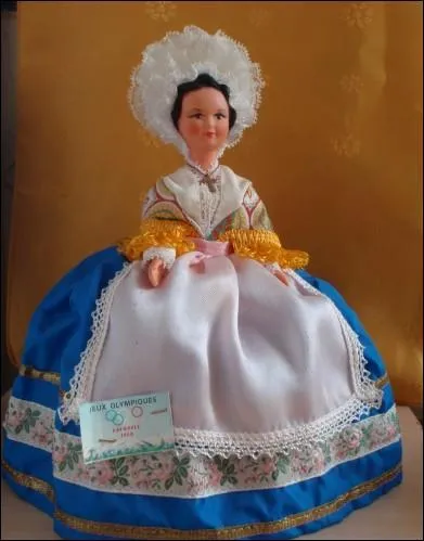 Rhône-Alpes. Proverbe local : "À Lyon, la cuisine atteint tout naturellement ce degré suprême de l'art : la simplicité."
Quelle commune de l'Isère, qui est peut-être un pays merveilleux, est habitée par les Oziens et les Oziennes qui ne sont ni magiciens ni magiciennes ?