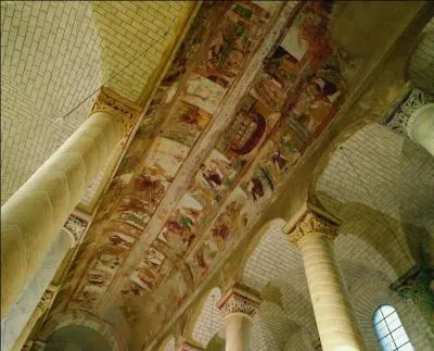 Sur quelle longueur s'étendent les peintures murales de la nef de l'abbaye de Saint-Savin-sur-Gartempe dans le département de la Vienne ?