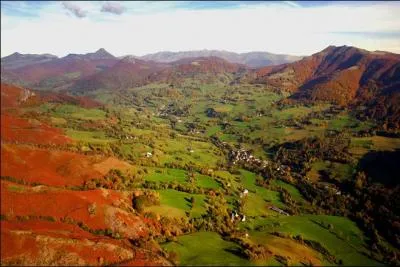 Quelle est cette vallée du Cantal où autrefois les orpailleurs recherchaient l'or dans les eaux de la Jordanne ?