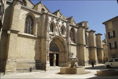 A quel saint peu connu est dédiée la cathédrale de Carpentras dans le Vaucluse, d'un style flamboyant remarquable concernant son portail ?