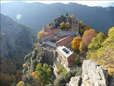 Dans les Pyrénées-Orientales, il ne faut pas manquer la visite de l'abbaye de Saint-Martin-du-Canigou, quelle est la hauteur de sa tour-porche ?