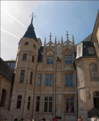 Dans quelle ville est situé le superbe hôtel de Bourgtheroulde possédant une galerie Renaissance à l'italienne appelée "galerie d'Aumale" ?