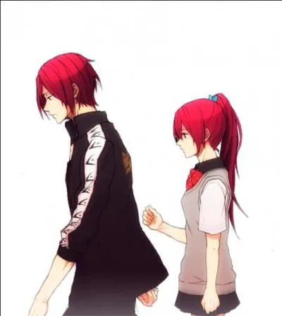 Qui est la jeune fille derrière le garçon ?