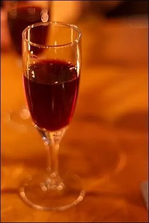 Autre apéritif bien connu de la campagne dijonnaise, à base cette fois de vin rouge de Bourgogne et de crème de cassis, son nom n'est pas kir, bien qu'il en découle, quel est-il ?
