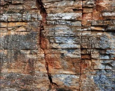 Quelles pierres peuvent être dissoutes par les pluies acides ?