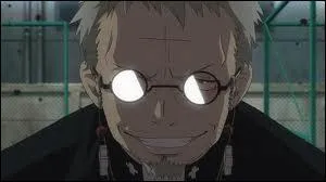 Comment s'appelle le père adoptif du personnage principal et de son frère ?