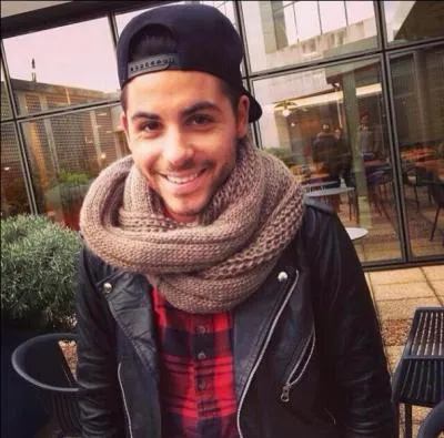 Sa chanson "Une bouteille &agrave; la mer" aborde :