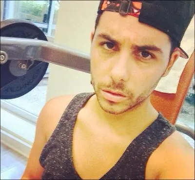 Quel est le personnage guest qui appara&icirc;t dans le clip "Je veux du love" ?