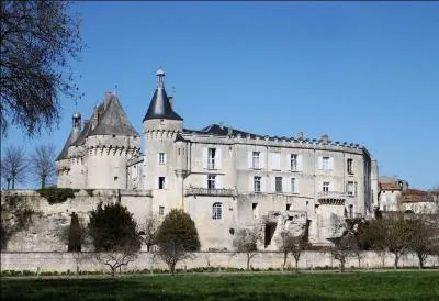 Le département de la Charente-Maritime n'est pas limitrophe de celui :