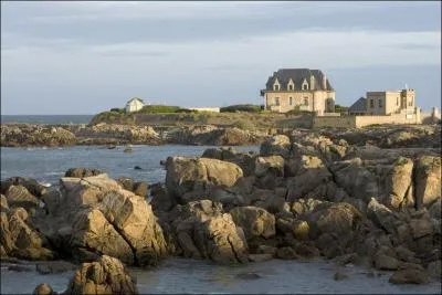 Quel département ne touche pas à celui de la Loire-Atlantique ?