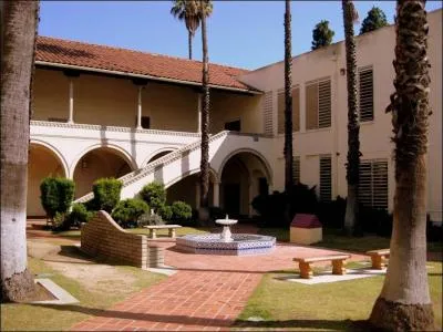 Au dessus de quoi le lycée est-il situé ?