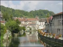 Nous nous promenons à Joinville, ville champardennaise située dans le département n° ...