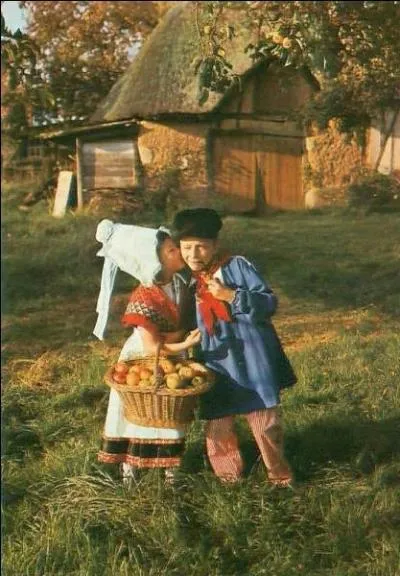 Basse-Normandie. Proverbe local : "La Normandie est comme les pommiers : les racines bien en terre, le front tourné vers la mer."
Les habitants de Ri, commune de 176 habitants, sont...