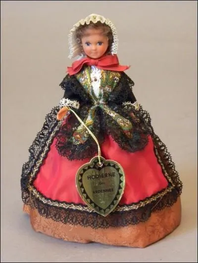 Champagne-Ardenne. Proverbe local :  J'aime le vin d'ici mais pas l'eau de l. 
Sy, commune de 43 habitants, a pour gentil...