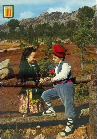 Languedoc-Roussillon. Cette commune loge 337 Urois et Uroises. C'est...