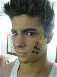 Meilleur ami de Camila, Francesca et Violetta, Maxi est un rappeur très gentil. Parlons plutôt de l'acteur qui le joue et qui est :