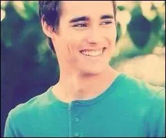 C'est un beau garçon de 21 ans qui apparait dans toutes les saisons dans le rôle de Leon. Qui est-ce ?