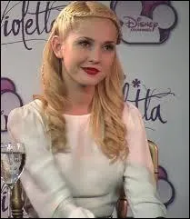 Ludmila est une peste dans la série mais dans la vraie vie, elle est très sympathique ! Qui peut me dire comment elle s'appelle en vrai ?