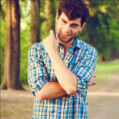 Il a le même nom que son personnage, il est très amical. Dans la série, il a de mauvaises intentions, mais dans la vie pas du tout ! Qui est-ce ?