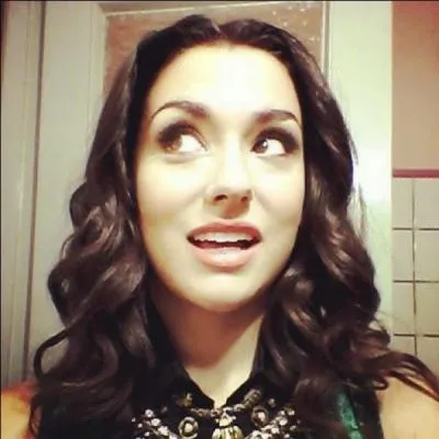 Elle vient d'Espagne, elle est amicale et surtout très jolie ! Dans la série, elle joue Nata qui ne la ressemble pas du tout ! De qui je parle ?