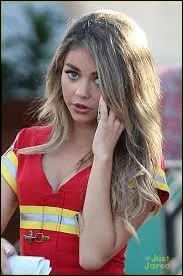 Avec quel acteur de "Teen Wolf" les présente-t-elle ?