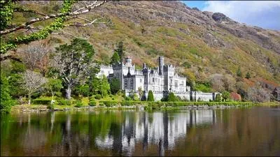 Quelle est la ville porte d'entrée du Connemara ?