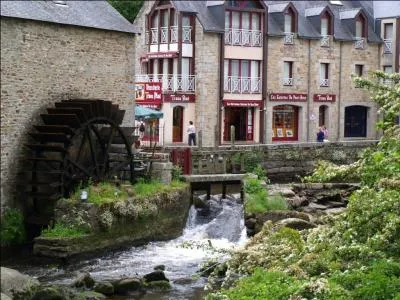 Quelle est la ville bretonne qui tient sa renommée de ses galettes et du peintre Gauguin ?